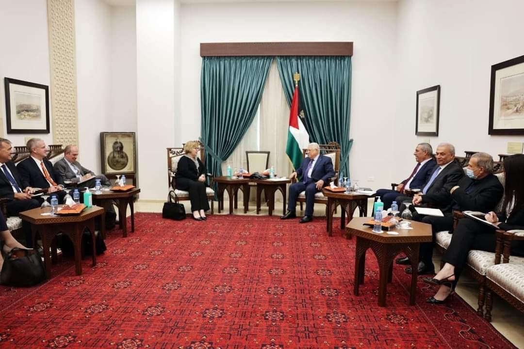 باربرا ليف ومحمود عباس